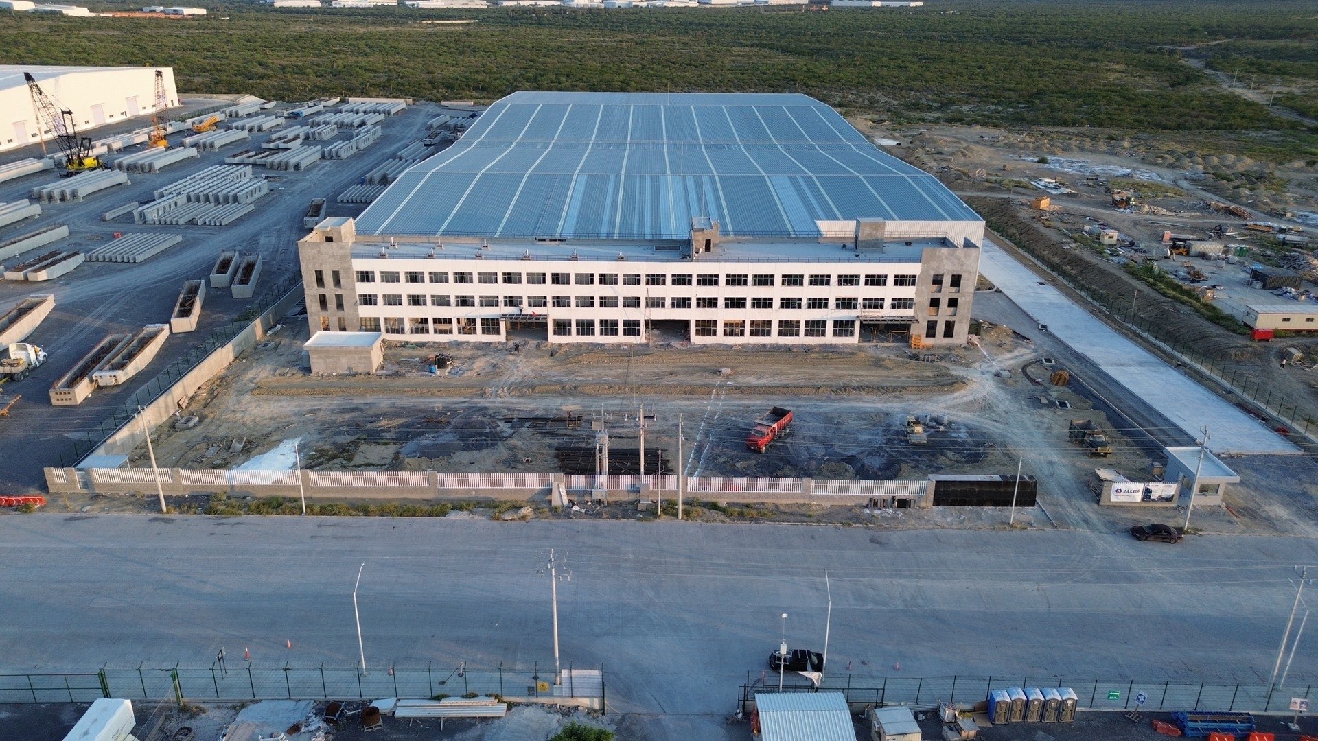 Edificio de oficinas y nave en construcción